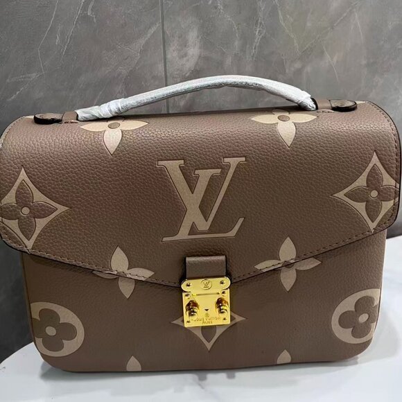 Louis Vuitton Chain Bags, Wallets - Picture 1 of 6